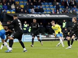 Tim van der Loo schiet de 2-0 binnen (foto: ANP).