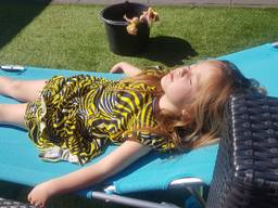 De dochter van Ilona ligt lekker te zonnen in de tuin in St. Willebrord (foto: Ilona Brouwers - de Rooij).