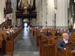 De bezoekers van de mis op gepaste afstand (foto: Omroep Brabant).