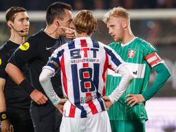 Jari Schuurman (rechts) tijdens de wedstrijd tegen Willem II in de play-offs (foto: Broer van den Boom/Orange Pictures).