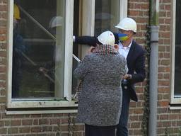 Nieuwbouw van het schoenenmuseum in Waalwijk gestart met het slopen van een (oud)kozijn 