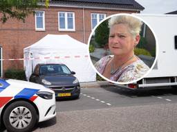 De politie doet onderzoek in het huis waar de vrouw zwaargewond gevonden werd