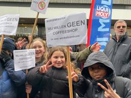 Kinderen protesteren tegen een coffeeshop op het Paletplein in Tilburg (foto: Tom van den Oetelaar).