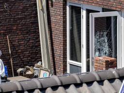 Schade aan het raam, aan de achterkant van het huis. (foto: Marcel van Dorst/SQ Vision)
