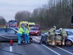 Ongeluk met drie auto's op Provincialeweg in Heusden, twee gewonden