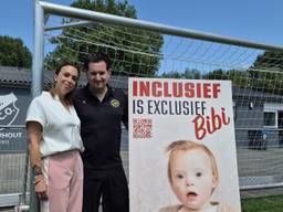 Rendy en Jeffrey, de ouders van Bibi, op het voetbalveld van vv SCO (foto: Niek de Bruijn)