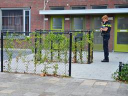 Politie doorzoekt de woning van de verdachte (foto: Walter van Bussel/SQ Vision)