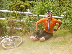 Mathieu van der Poel met pijn naast zijn fiets (foto: ANP).