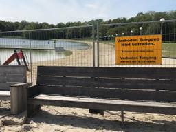 Het strandbad in Nuenen is afgezet met hekken 