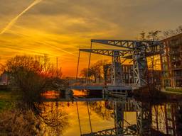 Brug Den Ophef in de Piushaven in Tilburg (foto: Freddie de Roeck).