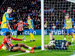 De keeper kan een goal van Malik Tillman net niet meer voorkomen (foto: Marcel van Dorst).