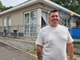 ‘Ik wil dan wel een huisje op wielen. Zo’n huisje waar ik geboren ben.’ Dat denkt volkszanger Wim Florack (35) als hij een gezin sticht met ‘het mooiste meisje van de wagen’, zoals een van zijn nummers luidt. Maar op het woonwagenkamp in Made is te weinig