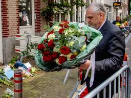 Peter Schouten legt bloemen neer (foto: Robin Utrecht/ANP)