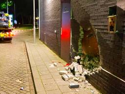 Man vergist zich en rijdt met gloednieuwe auto in op muur van tankstation