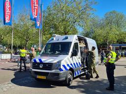 De EOD bij de Jan Linders-supermarkt in Helmond (foto: Noël van Hooft).