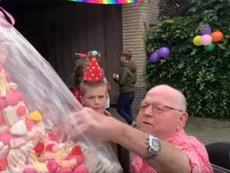 Jan de Spekjesman kreeg een grote spekjestaart (beeld: Mooi Laarbeek)