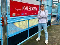 Streetcoach Marouane El Amrani voor de Krajicek Playground in Kalsdonk. (foto: Raoul Cartens)