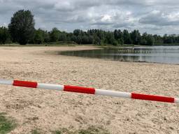 Ook vandaag kan er niet gezwommen worden in de Asterdplas. (Foto: Eva de Schipper)