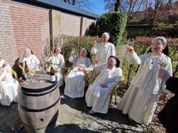 De nonnen heffen het glas met eigen wijn (foto: Noël van Hooft)