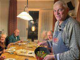 Jan bereidt een driegangendiner voor eenzame mensen