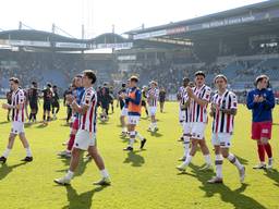 Teleurgestelde spelers van Willem II bedanken het publiek na afloop van de wedstrijd tegen FC Utrecht (Foto: ANP / Jeroen Putmans).