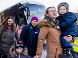  Oekraiense vluchtelingen komen met de bus aan in Nederland. (Foto: ANP)