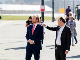 Jeroen Bosch Ziekenhuis-directeur Piet-Hein Buiting leidt Koning Willem Alexander rond. Foto: ANP