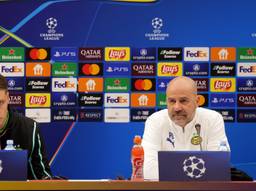 Joey Veerman en Peter Bosz bij de persconferentie (foto: ANP).