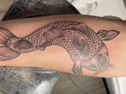 In de tatoeage zijn ook de vingerafdrukken van de kinderen verwerkt (foto: Barry).