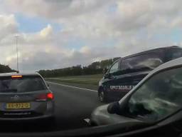 De bestuurder van de Renault Clio probeerde zich meerdere keren tussen auto's te wringen (afbeelding: Dumpert).