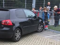 De automobilist kwam bij het veld waarop kinderen aan het trainen waren tot stilstand (foto: Irene '58).