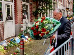 Advocaat Peter Schouten legt bloemen (foto: ANP).