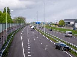 Vanwege het ongeluk werd de A59 bij Waalwijk urenlang afgesloten (foto: Iwan van Dun/SQ Vision).