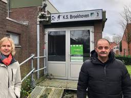 Helma Oostelbos en Robert Martens bij de voormalige voetbalkantine (foto: René van Hoof).