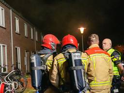 De brandweer had de brand in het huis aan de Van Gentstraat in Helmond snel onder controle (foto: Harrie Grijseels/SQ Vision).