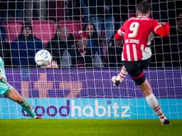 Luuk de Jong schoot vlak voor tijd de 2-2 binnen. (Foto: Ed van de Pol/Orange Pictures)