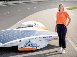Caroline Smulders met de zonneauto Nuna11 (foto: Jorrit Lousberg - Vattenfall Solar Team).