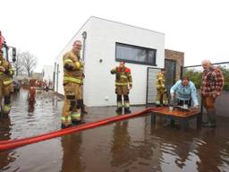 Henk en Marianne drinken een kop koffie.