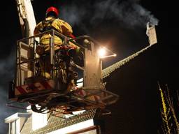 Met behulp van een hoogwerker werd de schoorsteenbrand in Budel-Schoot gedoofd (foto: WdG/SQ Vision).