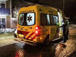 De man is in een ambulance naar een ziekenhuis gebracht (foto: Harrie Grijseels/SQ Vision).