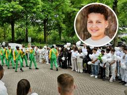 Alle kistdragers hadden groen met gele kleding aan (foto: Toby de Kort/Persbureau Heitink, portretfoto: privéfoto).