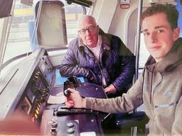 Lars met zijn opa in een trein (Foto: Privébeeld).