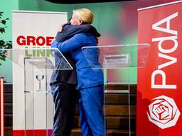 Partijleiders Jesse Klaver (GroenLinks) en Attje Kuiken (PvdA) vallen elkaar in de armen. De leden zijn overduidelijk voor één fractie in de Tweede Kamer. (Foto: ANP)