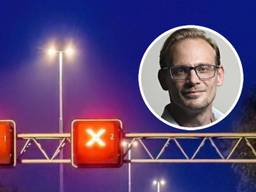 Paul van de Coevering geeft uitleg over doorrijden bij rode kruizen (foto rode kruizen: Instagram wijkagent Den Bosch-centrum).