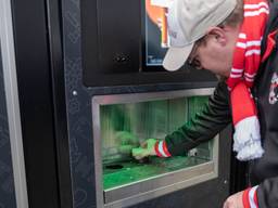 De eerste voetbalfans in Düsseldorf testen de automaat (foto: BeerMate).