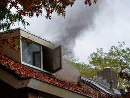 Brand op zolder van huis: veel schade, voorlopig niet bewoonbaar