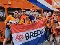 Patrick en Sjoerd met andere Bredanaars bij de Oranjebus (foto: Patrick Sneller).