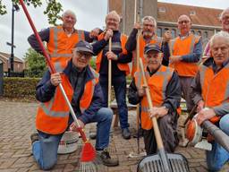 Deze vrijwilligers doen het groenonderhoud in hun dorp: ‘Dankbaar werk' (foto: Tom Berkers).
