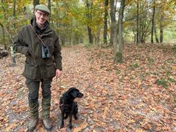 Christiaan van Daalen is klaar om met zijn hond Pip op jacht te gaan (foto: Wilco Zonneveld).