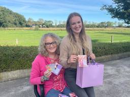 Sonja en Silke met de wenspoppetjes (eigen foto).